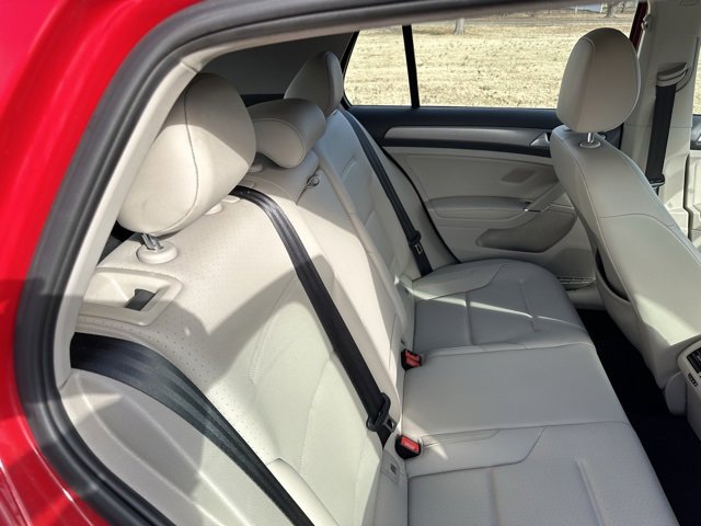 Used 2016 Volkswagen Golf S image 22