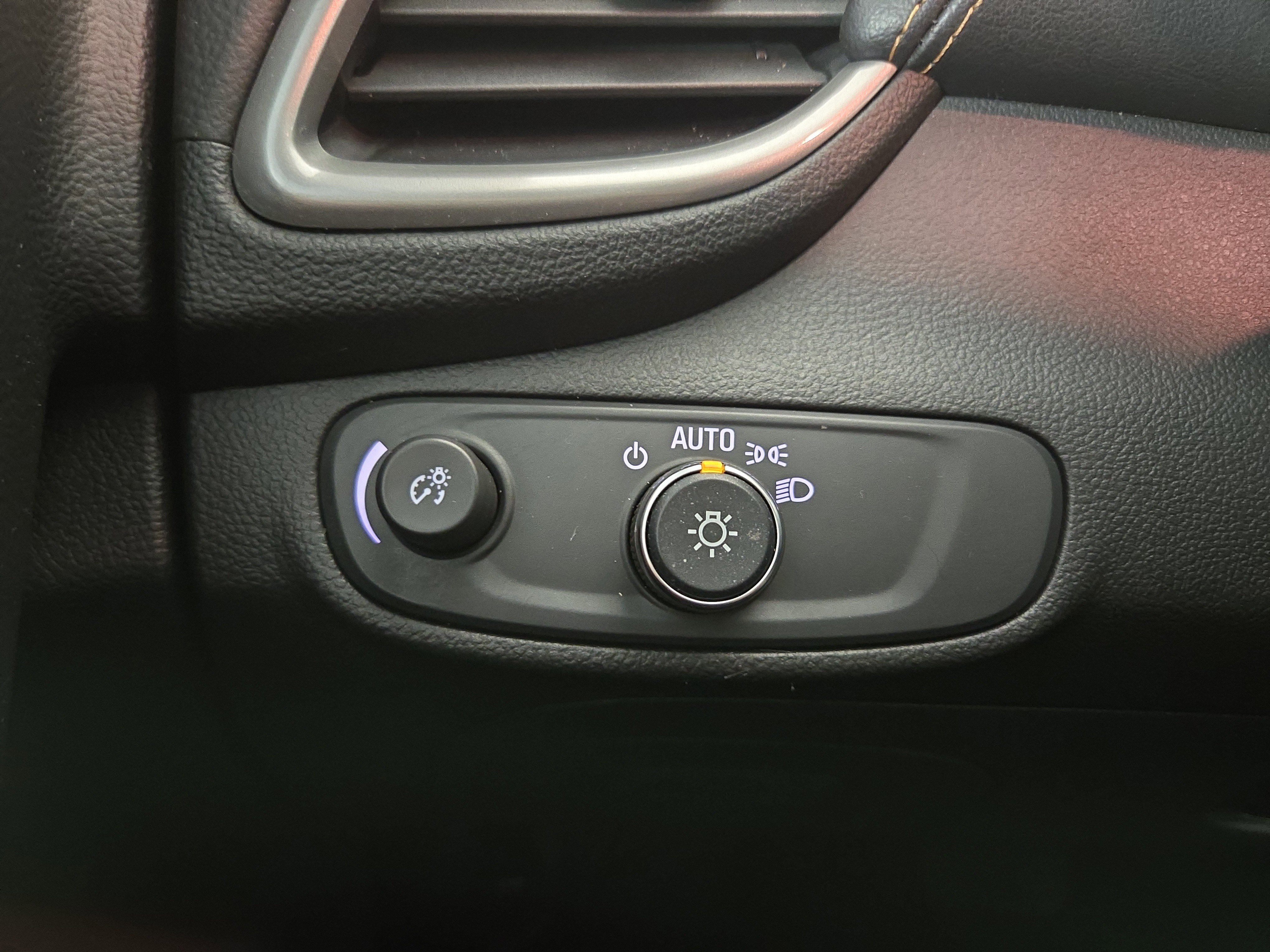 Used 2019 Chevrolet Trax LT w/ LT Convenience Package image 28