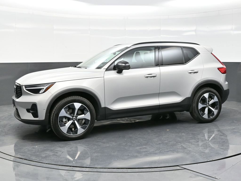 Used 2024 Volvo XC40 B5 Plus image 3