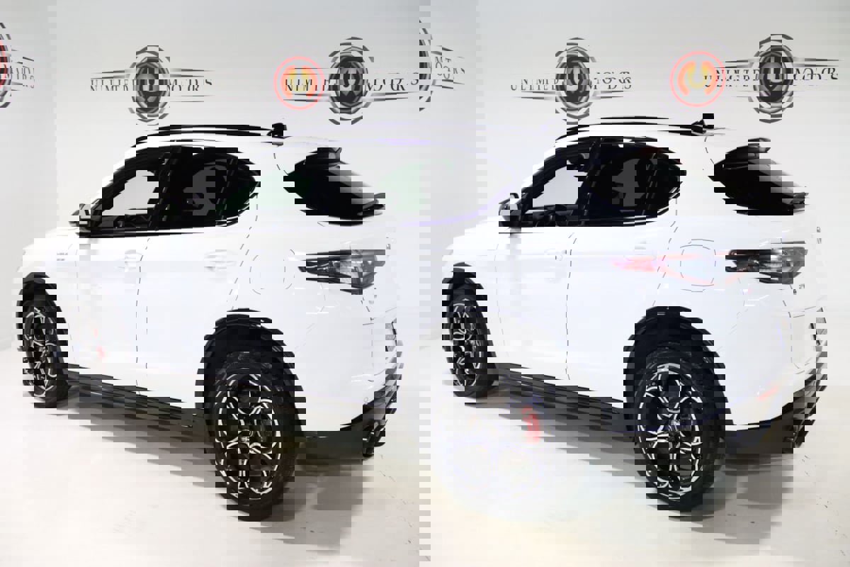 Used 2024 Alfa Romeo Stelvio Veloce image 3