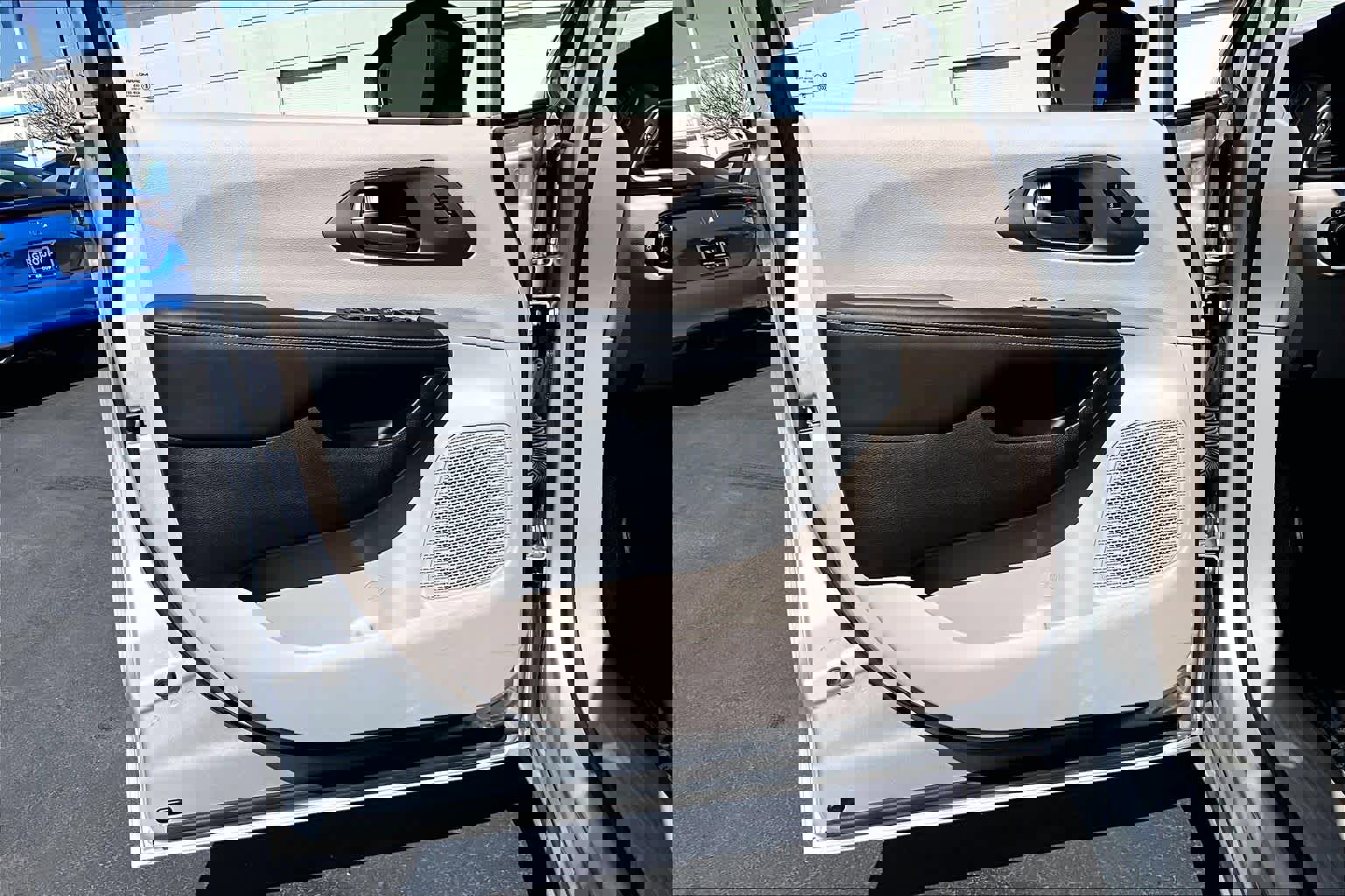 Used 2023 Chrysler Pacifica Touring-L image 25