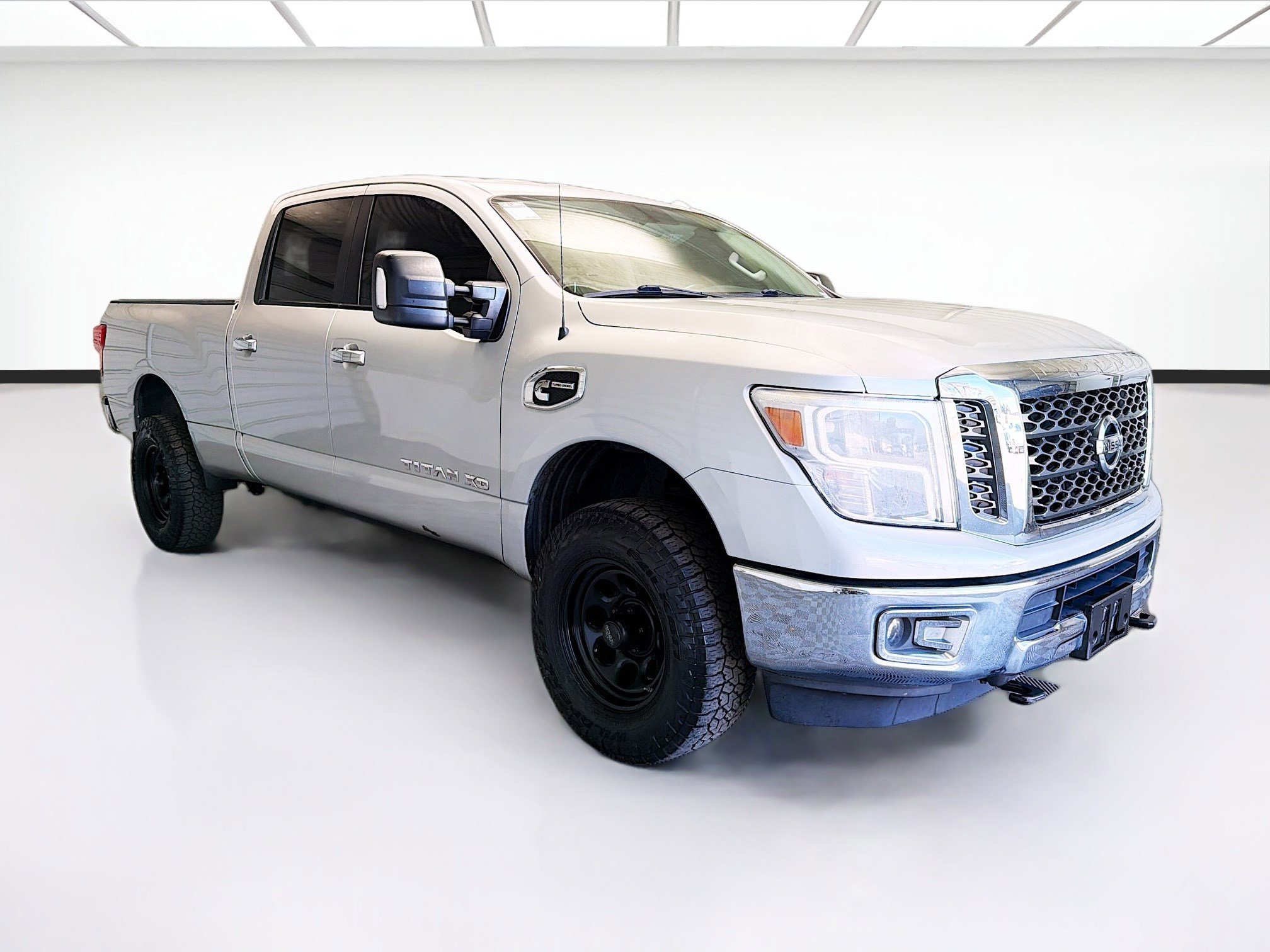 Used 2018 Nissan Titan SV image 3