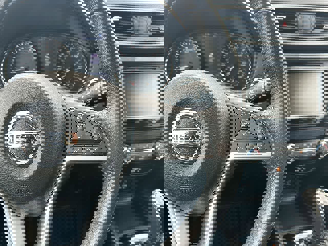 Used 2018 Nissan Rogue SV image 29