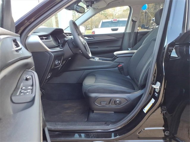 Used 2023 Jeep Grand Cherokee Laredo image 14