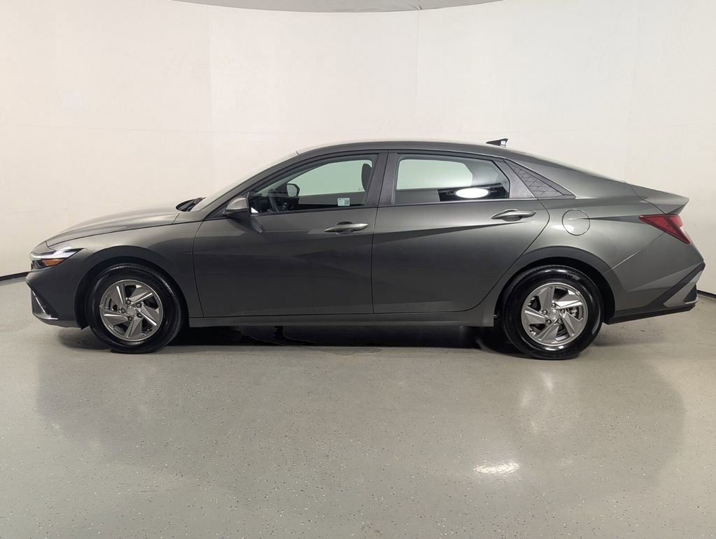 Certified 2025 Hyundai Elantra SE FWD image 4