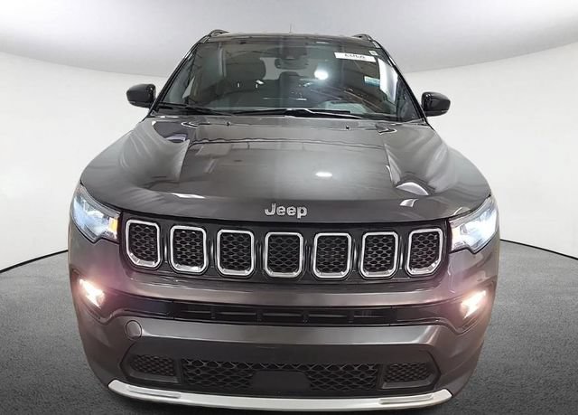 Used 2023 Jeep Compass Limited AWD/4WD image 2
