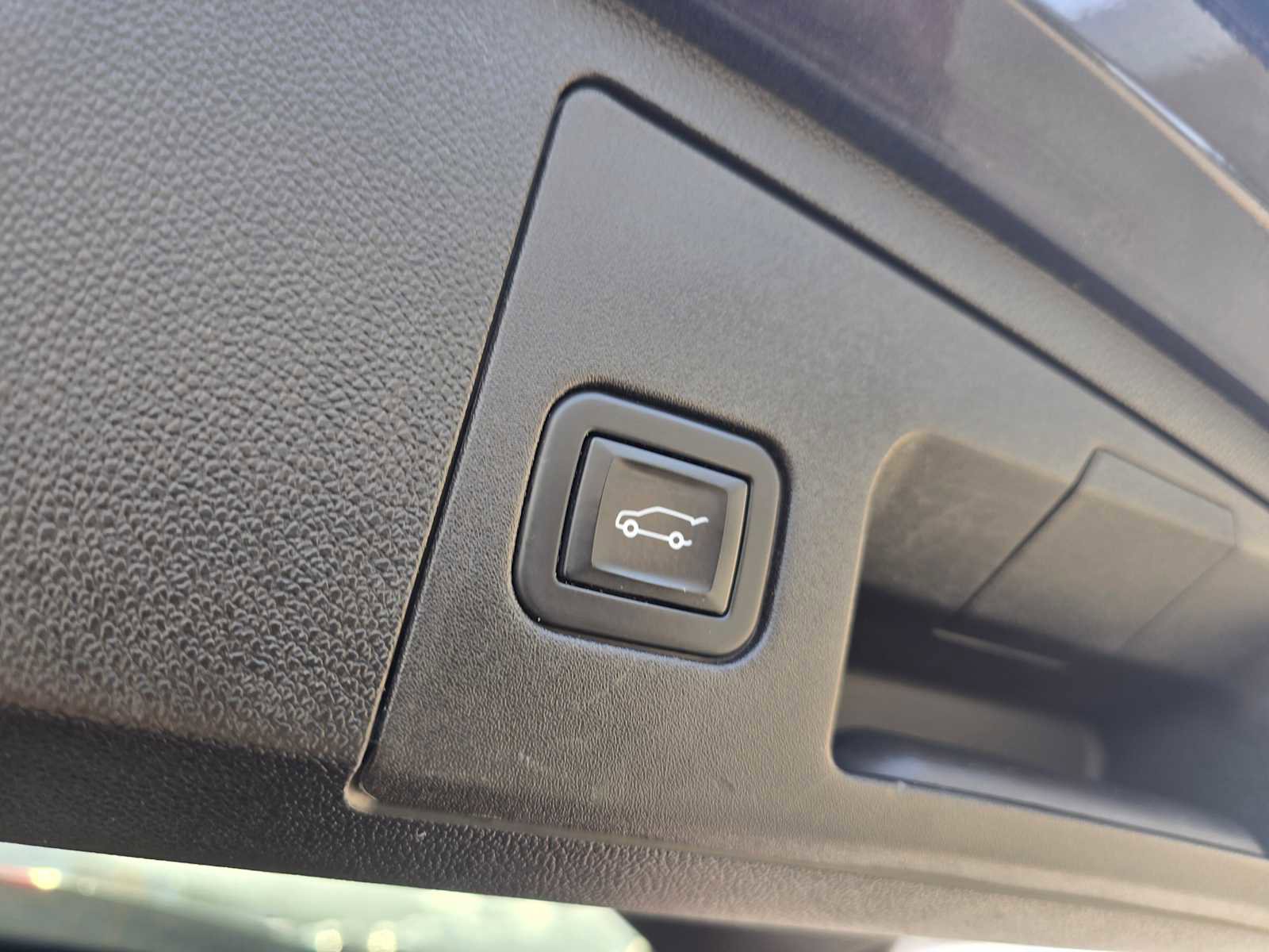 Used 2022 Cadillac XT4 Luxury w/ Cold Weather Package image 18