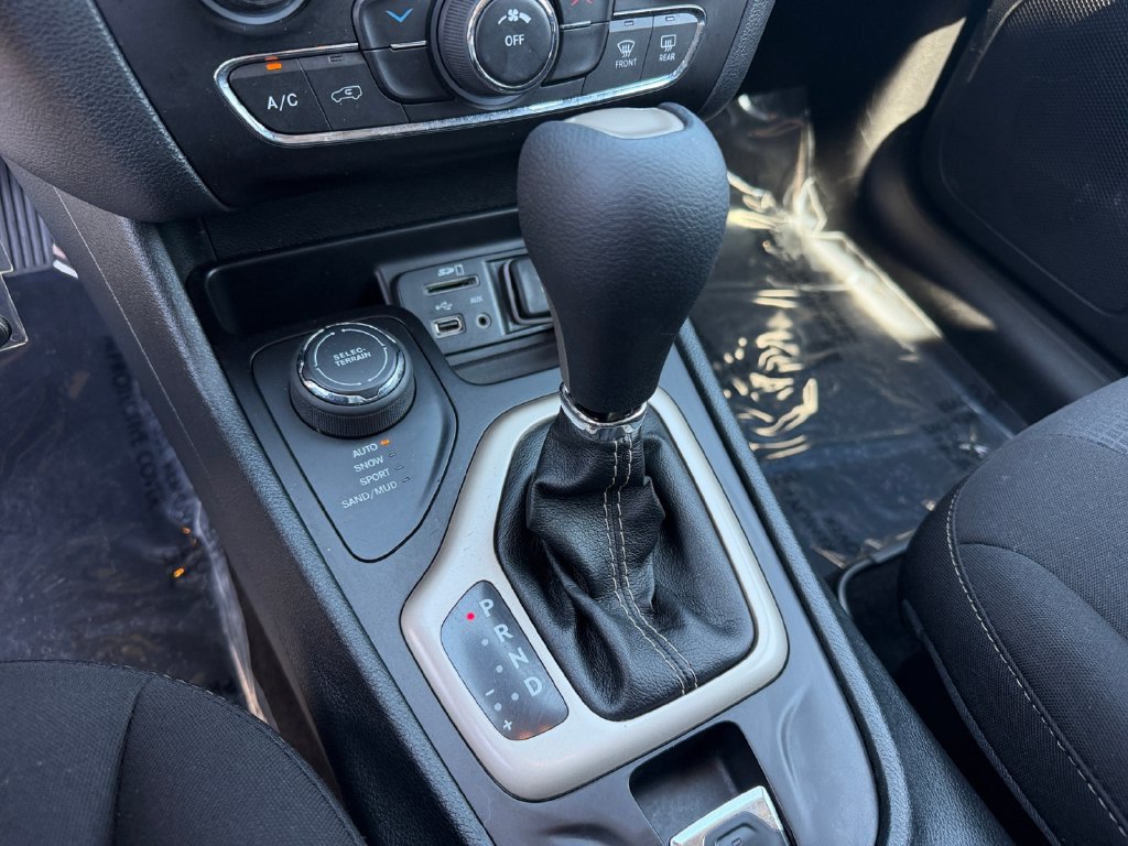 Used 2016 Jeep Cherokee Latitude w/ Cold Weather Group AWD/4WD image 24