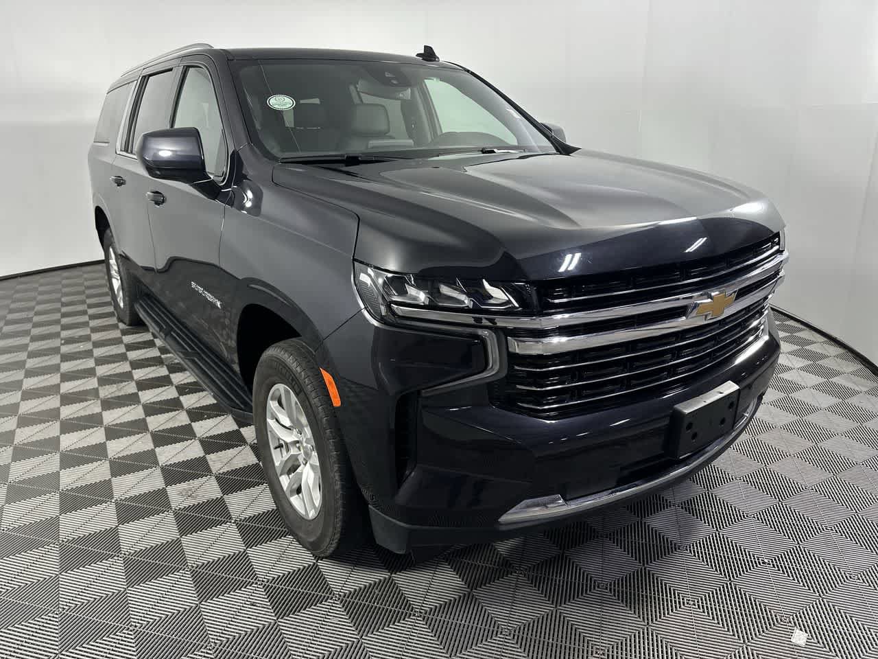 Used 2024 Chevrolet Suburban LT image 2