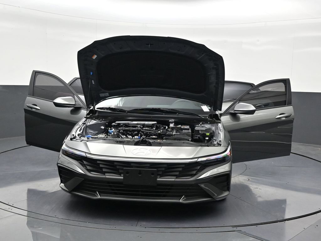 Used 2025 Hyundai Elantra SE image 36