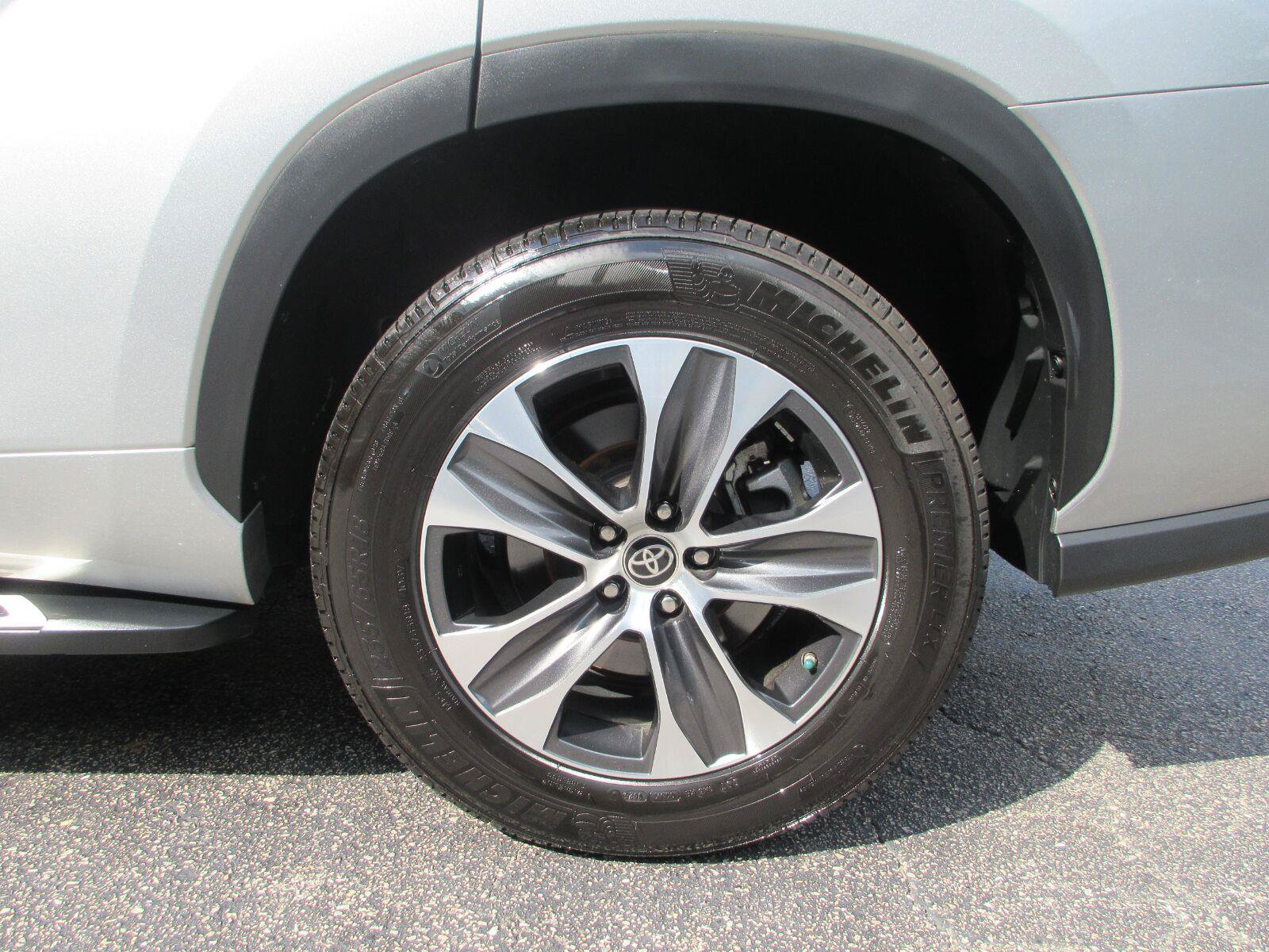 Used 2023 Toyota Highlander XLE FWD image 22