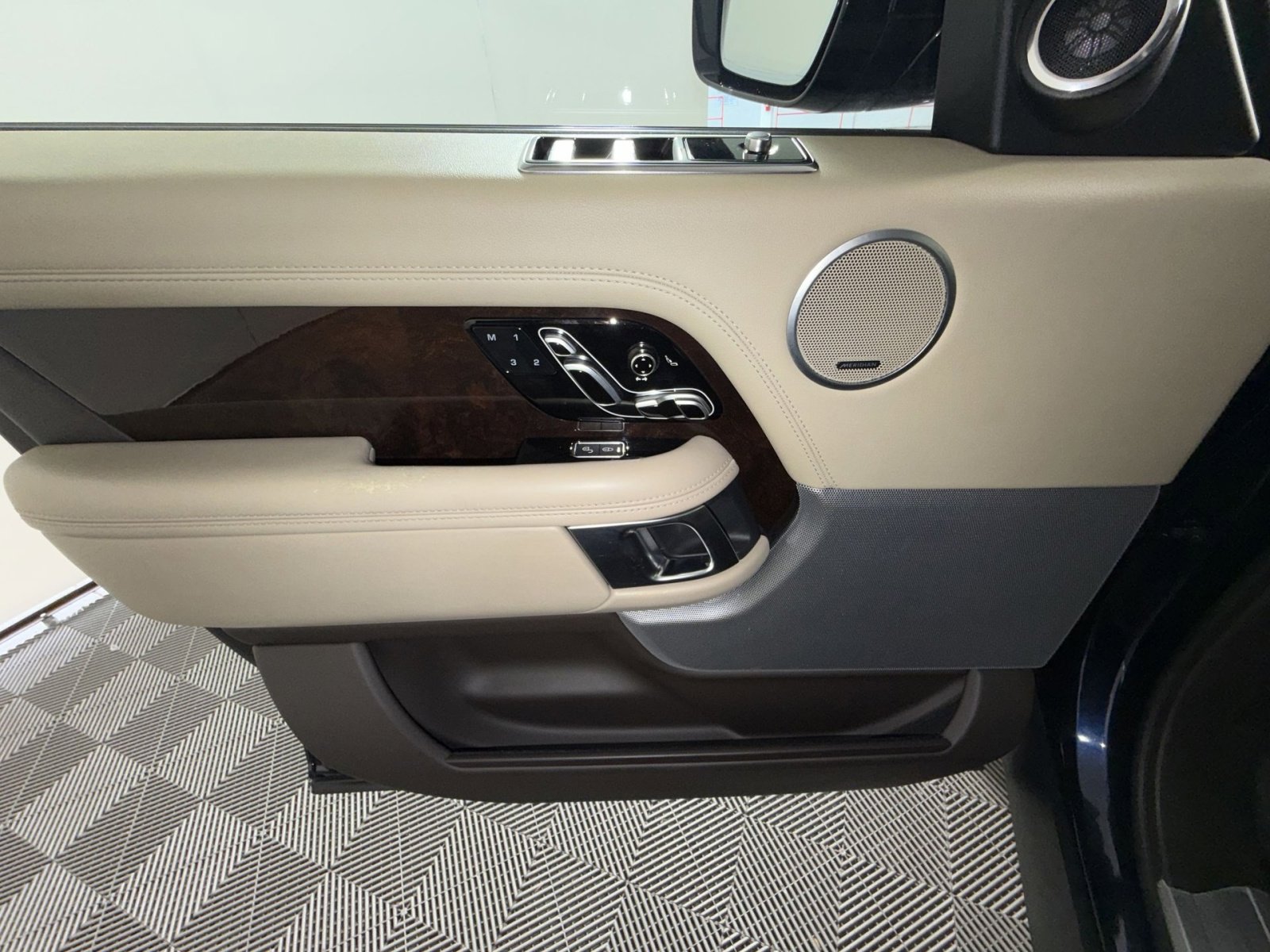 Used 2018 Land Rover Range Rover Supercharged image 15