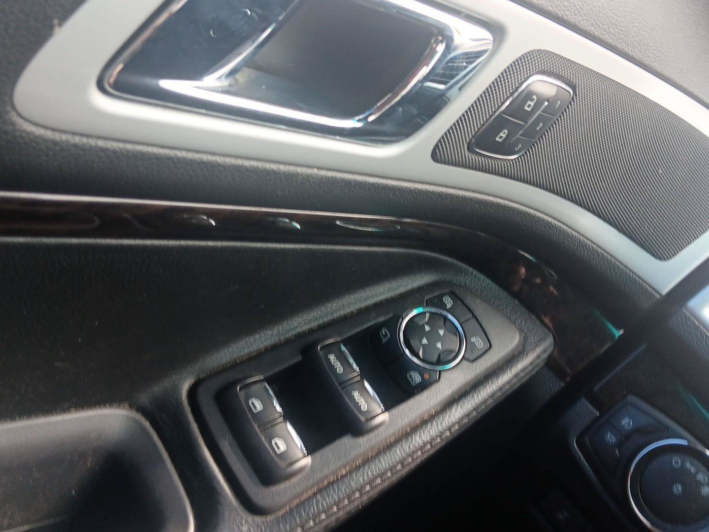 Used 2015 Ford Explorer Limited w/ Equipment Group 302A AWD/4WD image 22