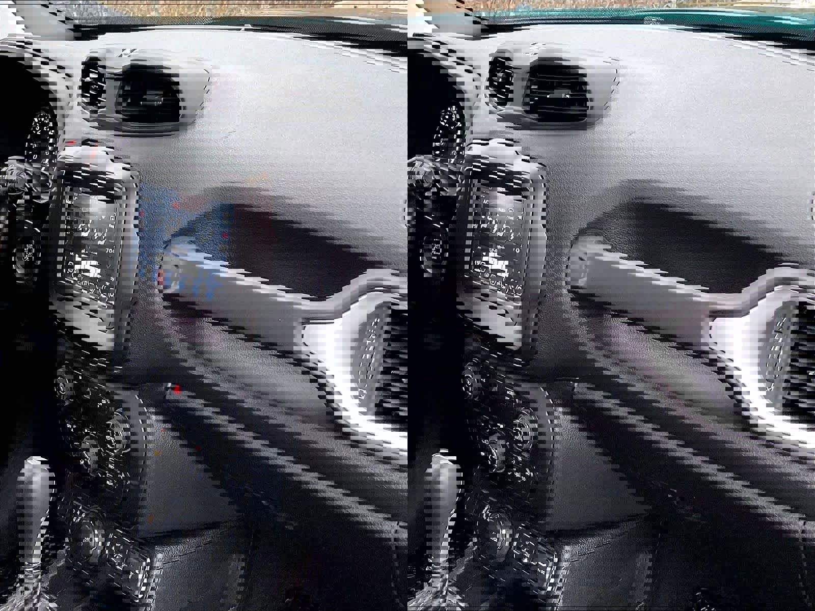 Used 2020 Jeep Renegade Latitude w/ Cold Weather Group AWD/4WD image 14