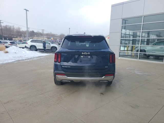 Used 2024 Kia Sorento S w/ Panoramic Sunroof Package image 6