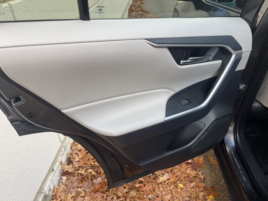 Used 2025 Toyota RAV4 XLE image 12