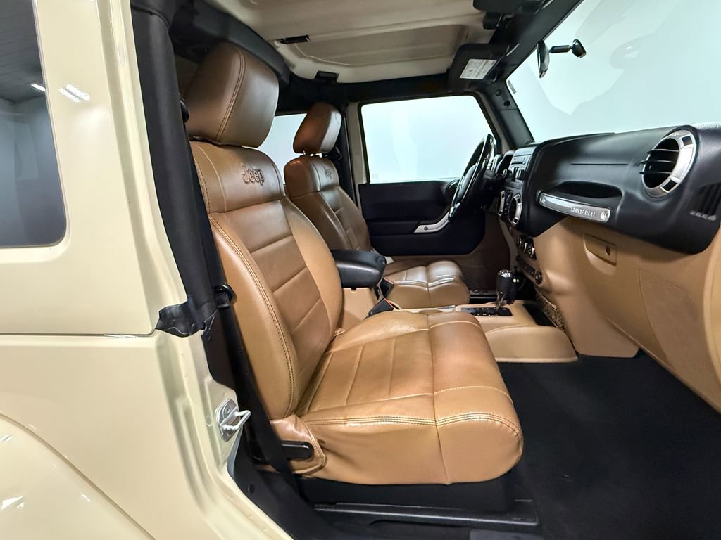 Used 2011 Jeep Wrangler Sahara w/ Connectivity Group AWD/4WD image 12
