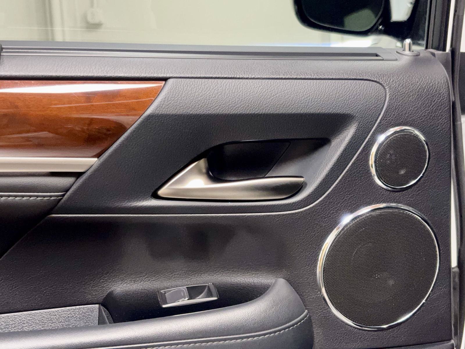 Used 2018 Lexus LX 570 4WD w/ Luxury Package image 19