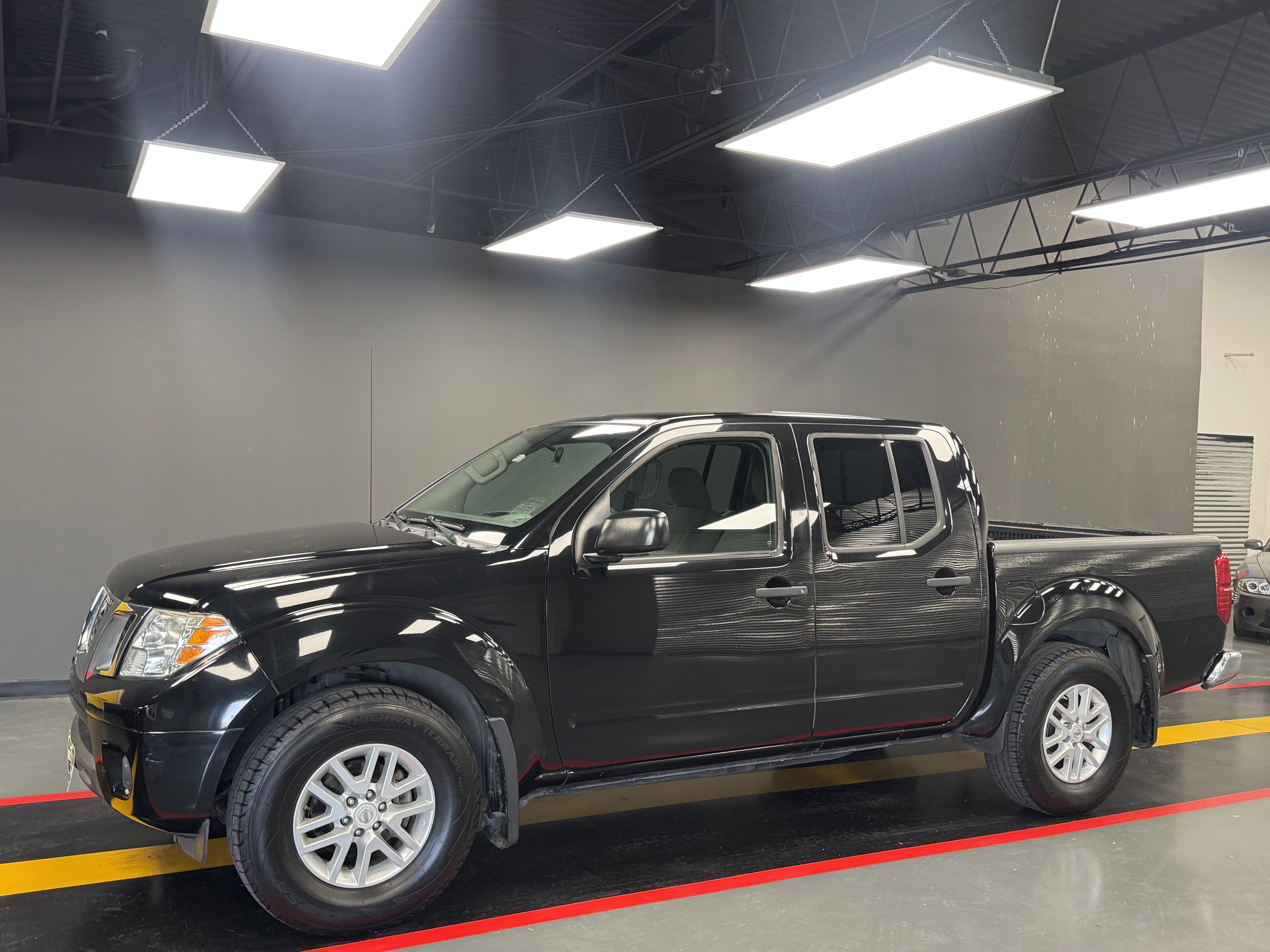 Used 2019 Nissan Frontier SV image 2