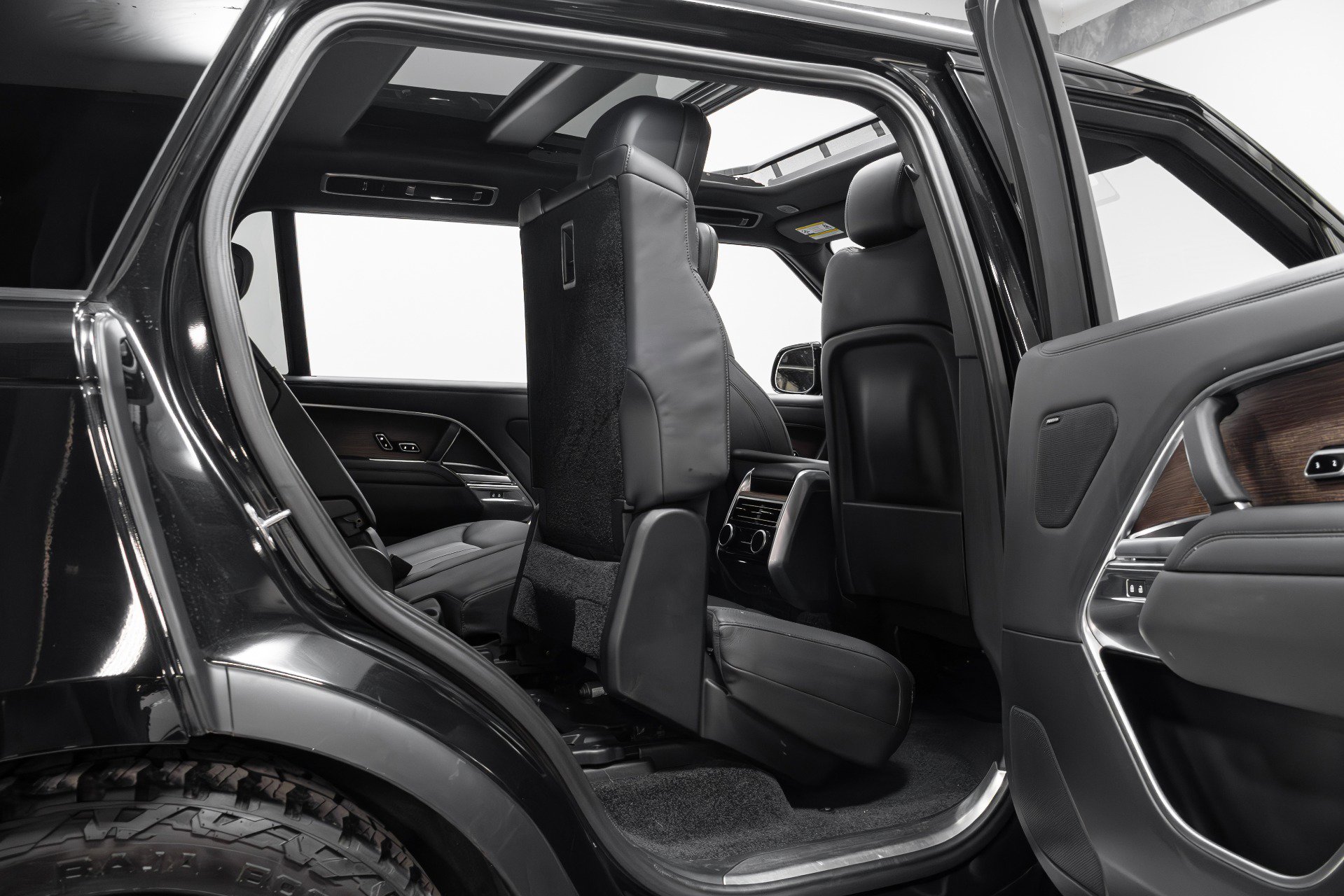 Used 2023 Land Rover Range Rover Long Wheelbase SE image 23