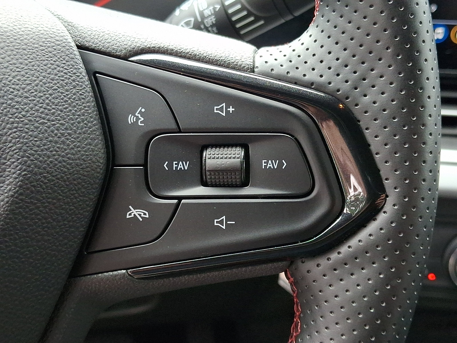 Used 2025 Chevrolet Trax RS w/ Driver Confidence Package FWD image 22