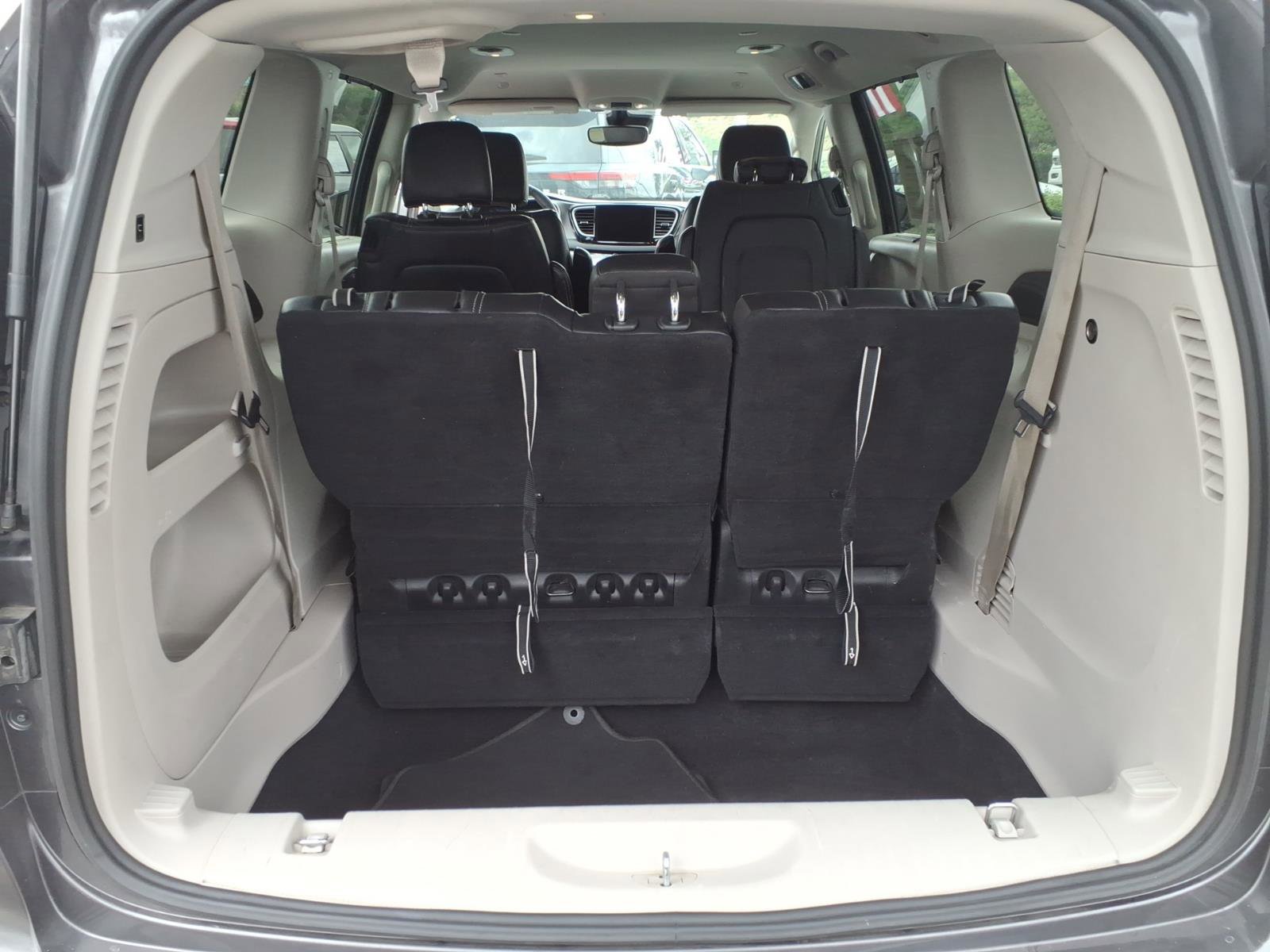 Used 2022 Chrysler Pacifica Touring-L image 9