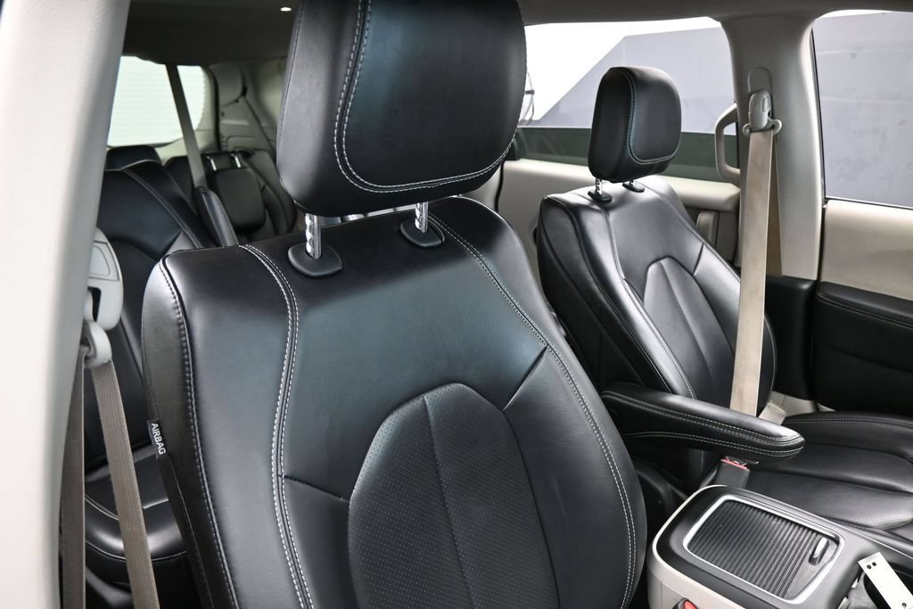 Used 2023 Chrysler Pacifica Touring-L FWD image 43