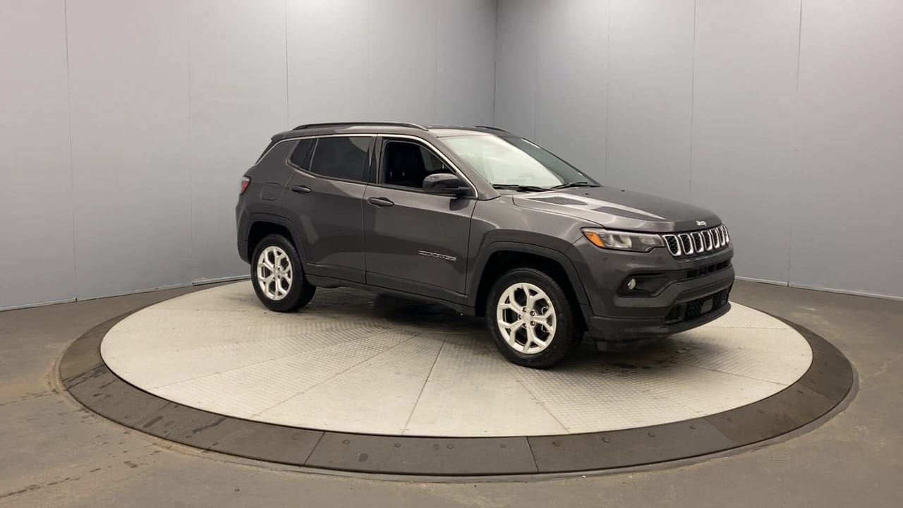 Used 2024 Jeep Compass Latitude AWD/4WD image 7