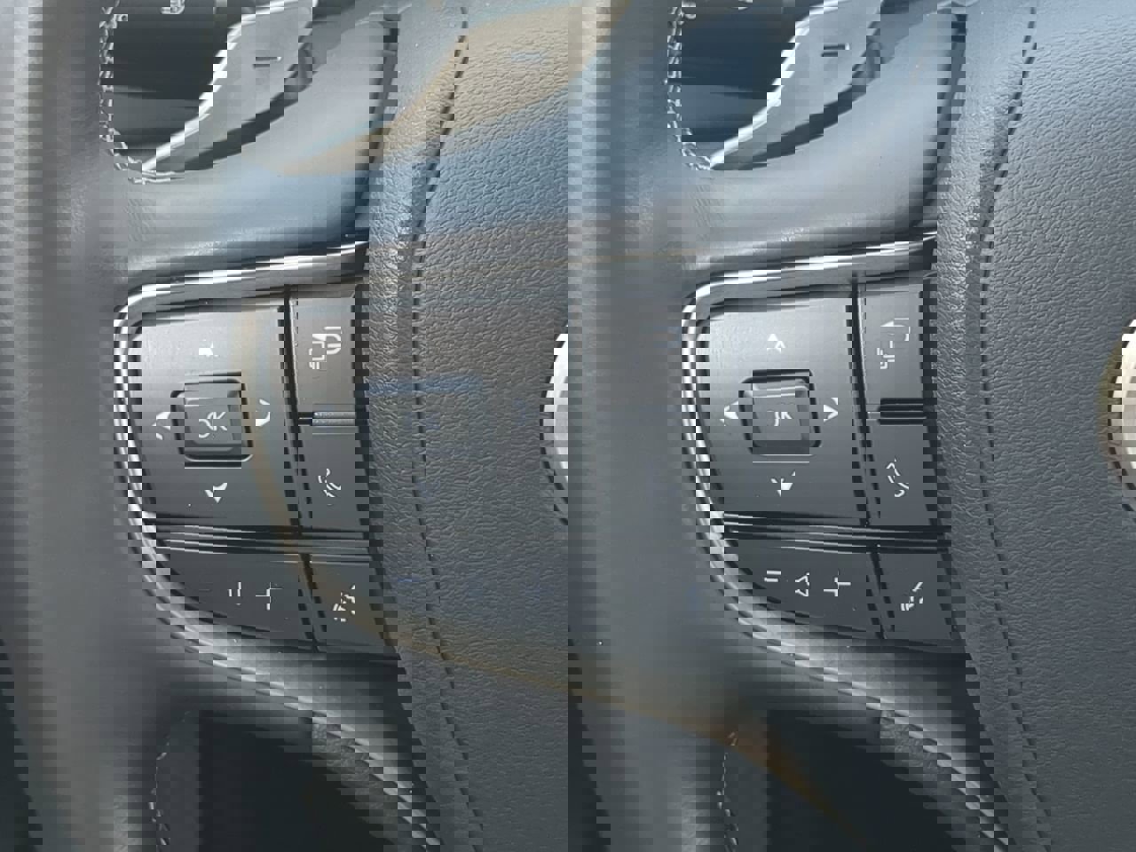 Used 2023 Lexus LS 500 w/ Accessory Package (Z2) image 27