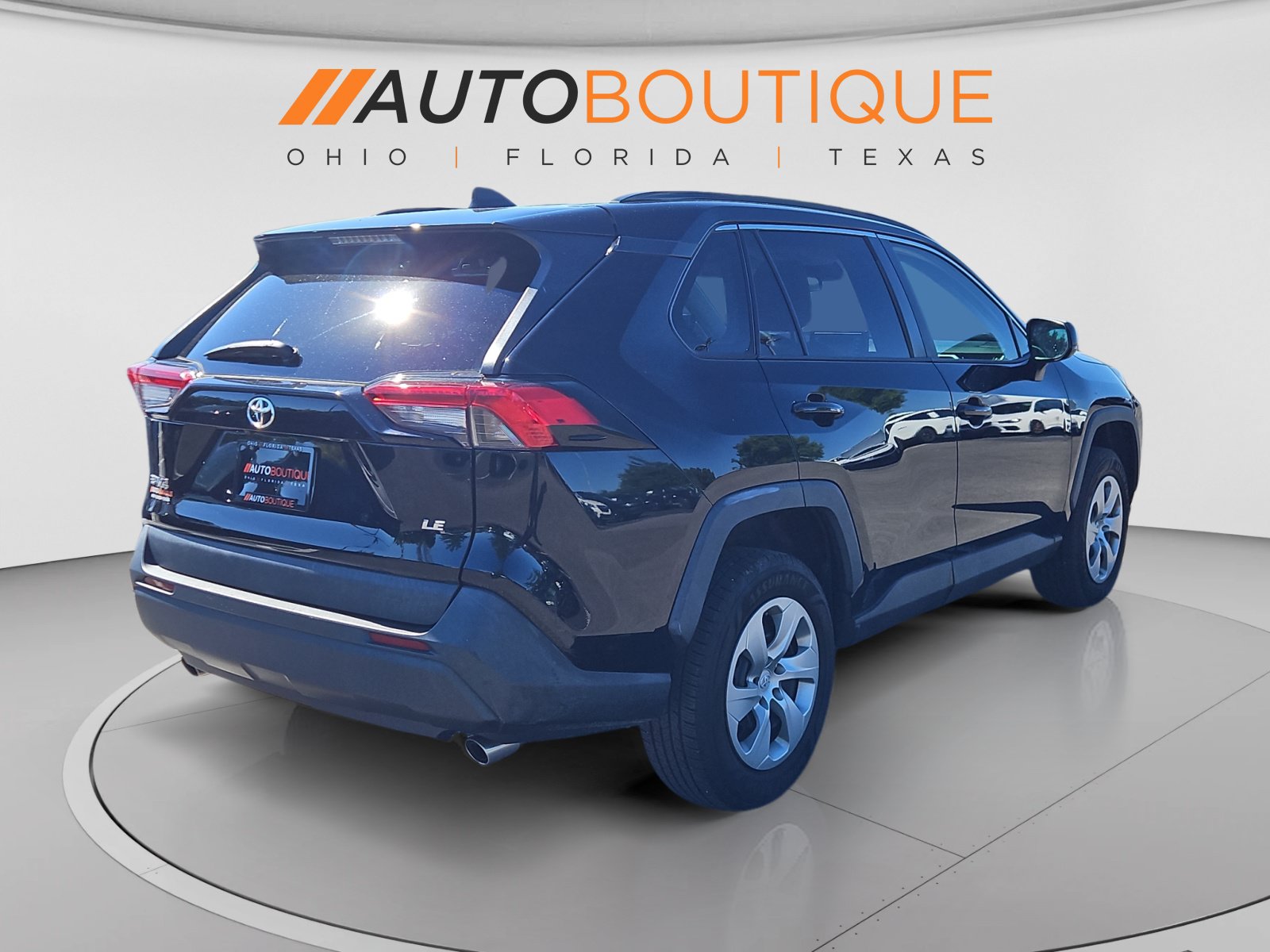 Used 2020 Toyota RAV4 LE FWD image 5