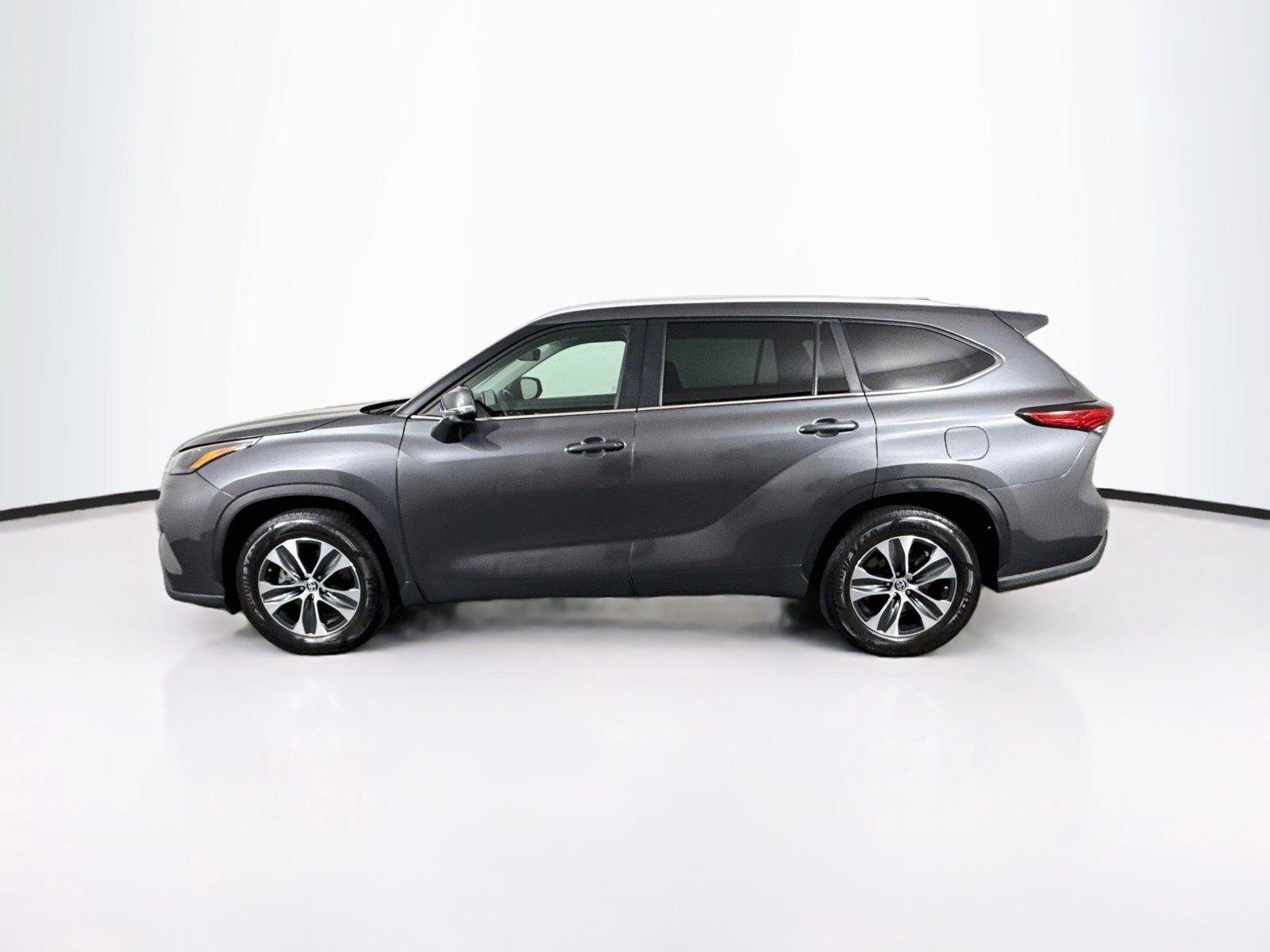Certified 2023 Toyota Highlander XLE FWD image 14