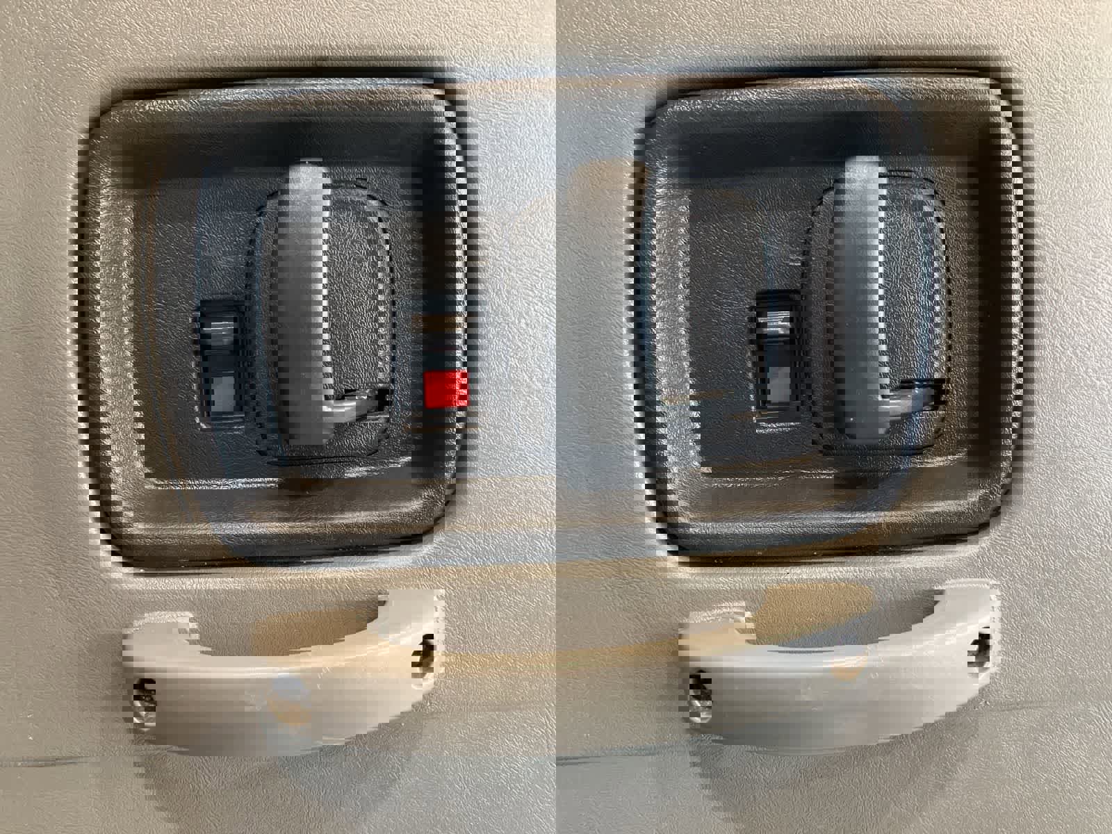 Used 2015 Chevrolet Express 3500 RWD image 25