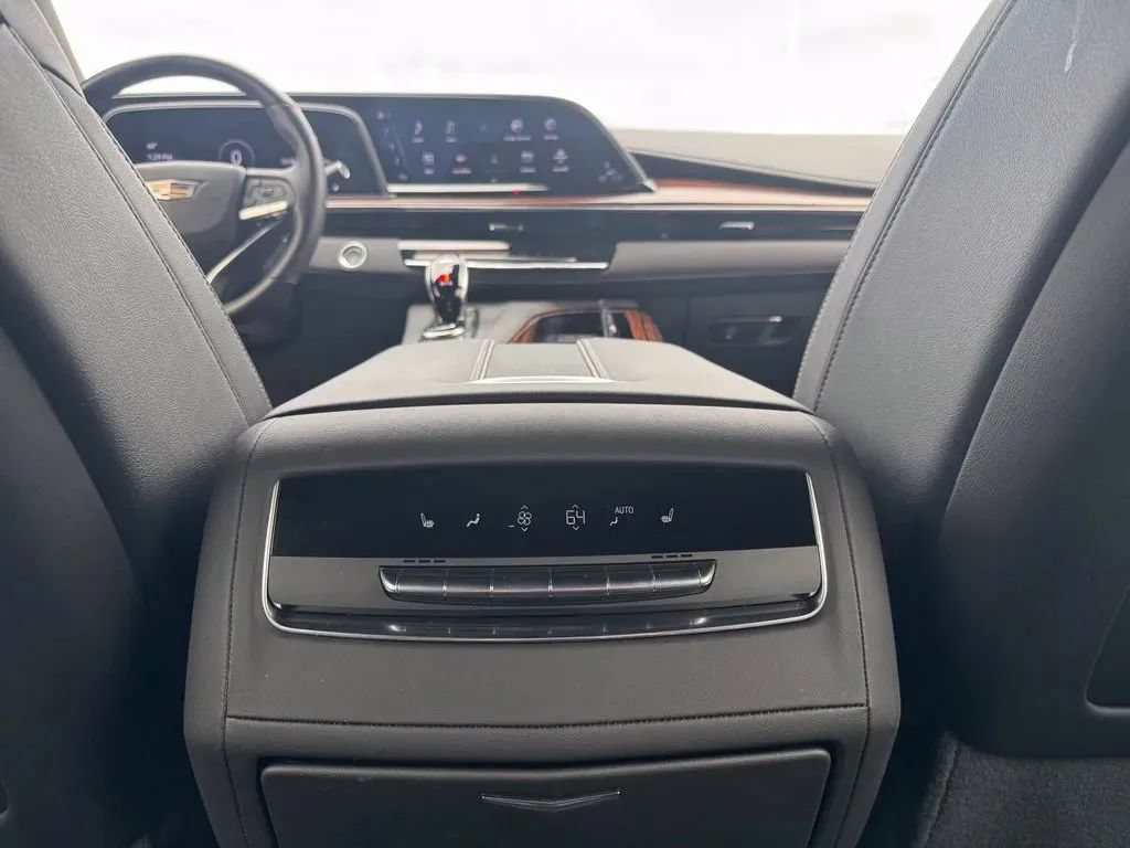 Used 2024 Cadillac Escalade Luxury AWD/4WD image 22