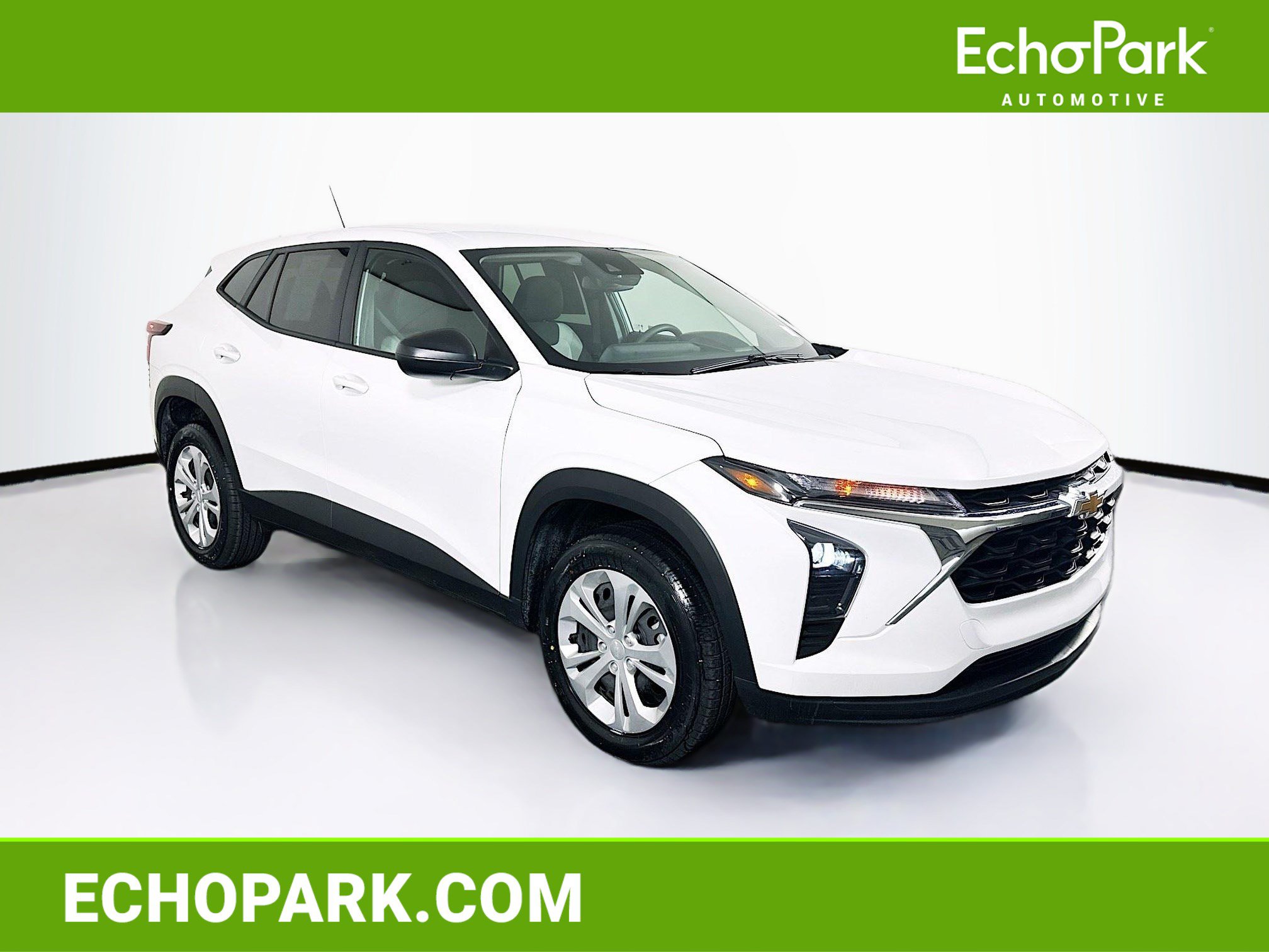 Used 2025 Chevrolet Trax LS FWD image 1