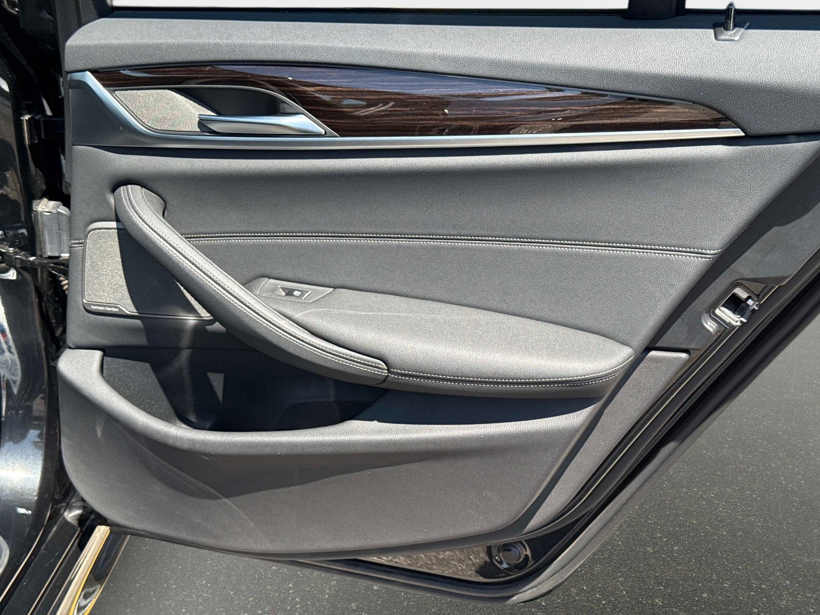 Used 2023 BMW 530e w/ M Sport Package image 26