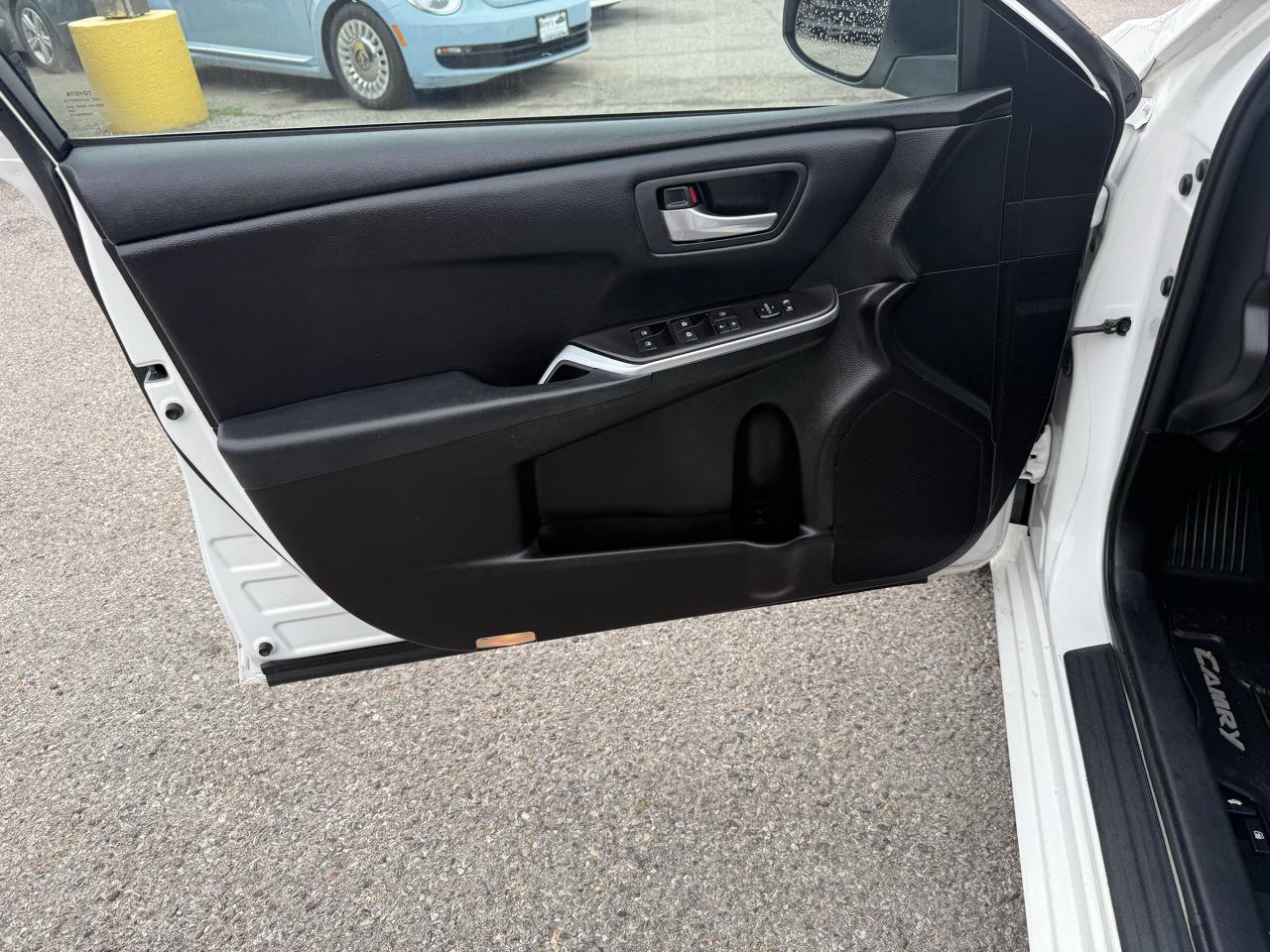Used 2017 Toyota Camry SE w/ Moonroof Package FWD image 12