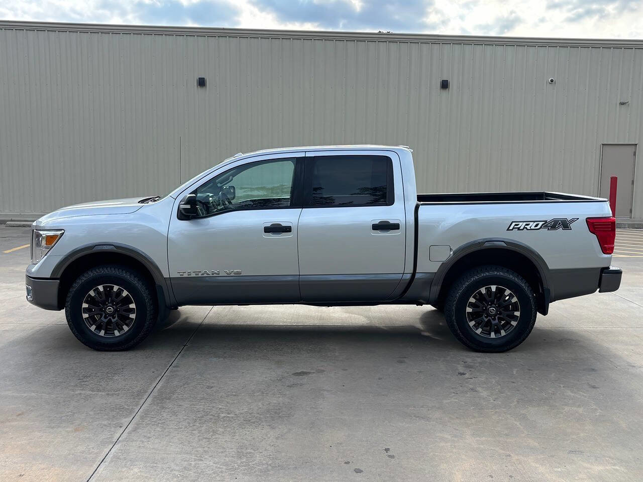 Used 2018 Nissan Titan PRO-4X AWD/4WD image 5