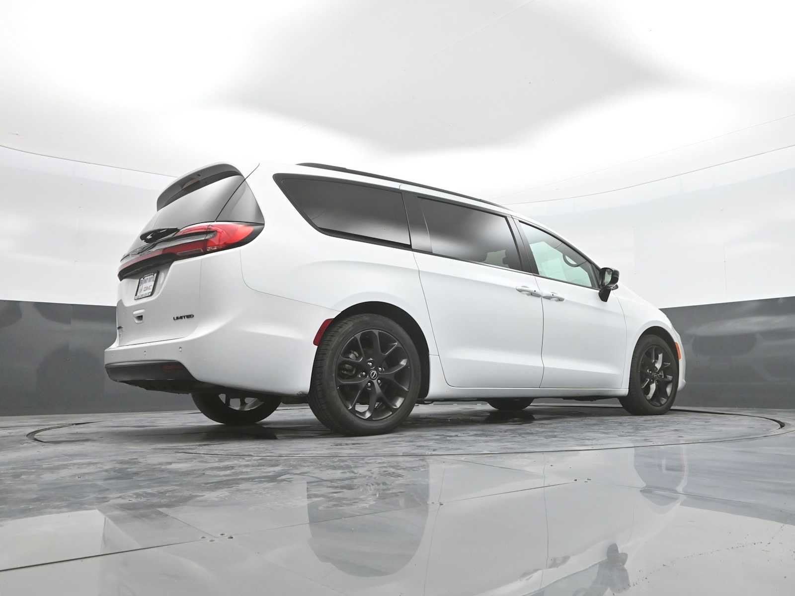 Used 2025 Chrysler Pacifica Limited FWD image 44
