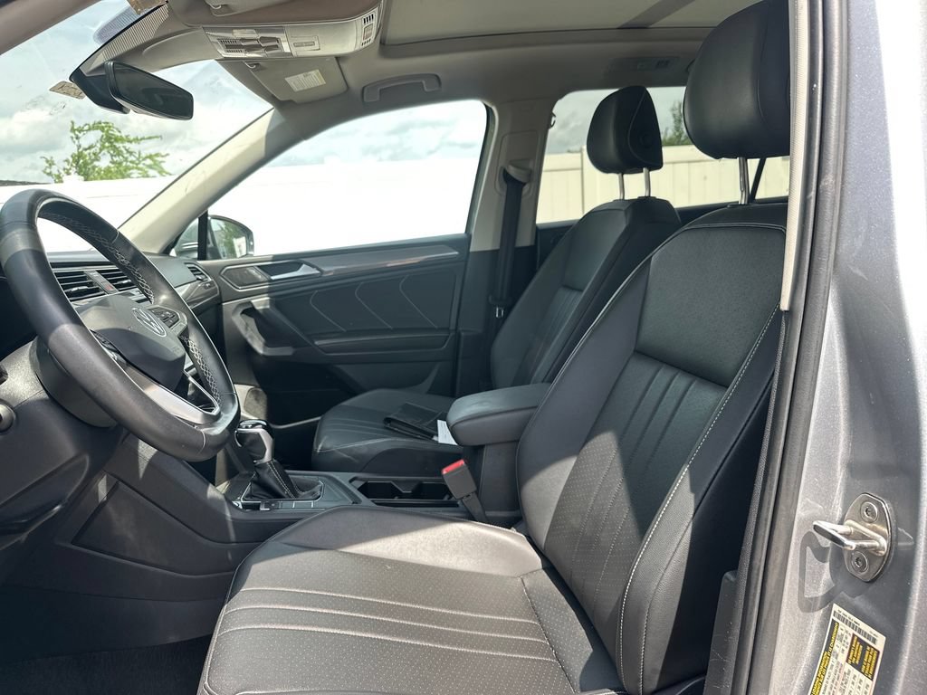 Used 2023 Volkswagen Tiguan SE w/ Panoramic Sunroof Package FWD image 22