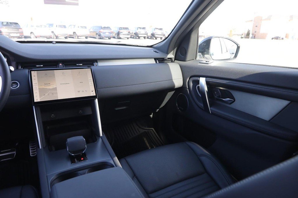 Used 2024 Land Rover Discovery Sport Dynamic SE image 23