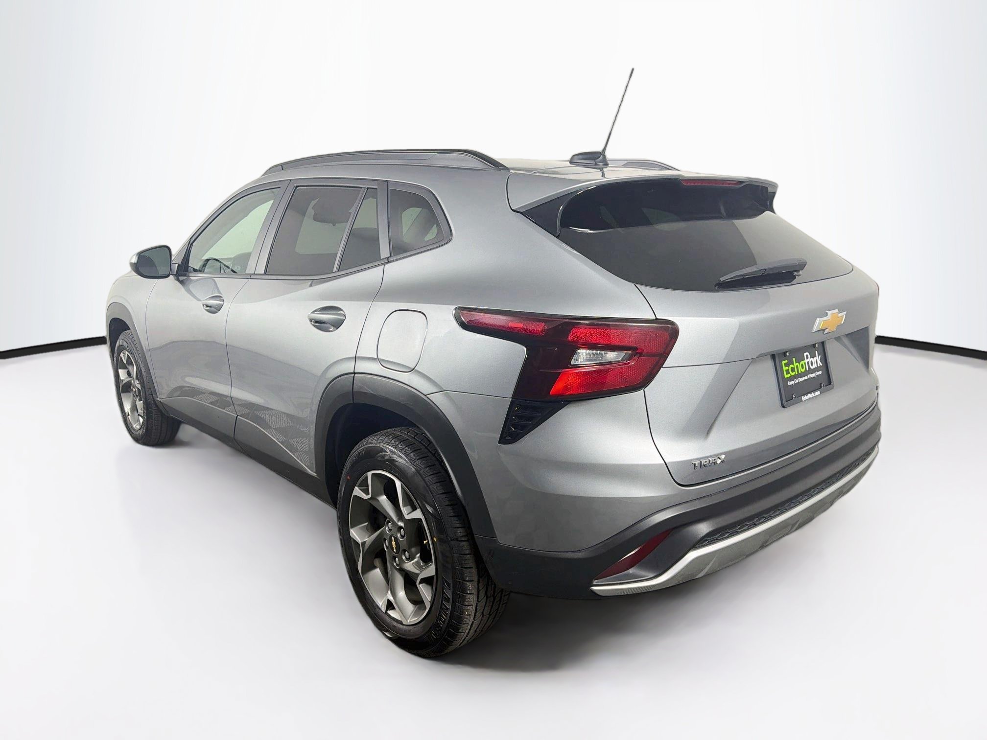Used 2025 Chevrolet Trax LT FWD image 5
