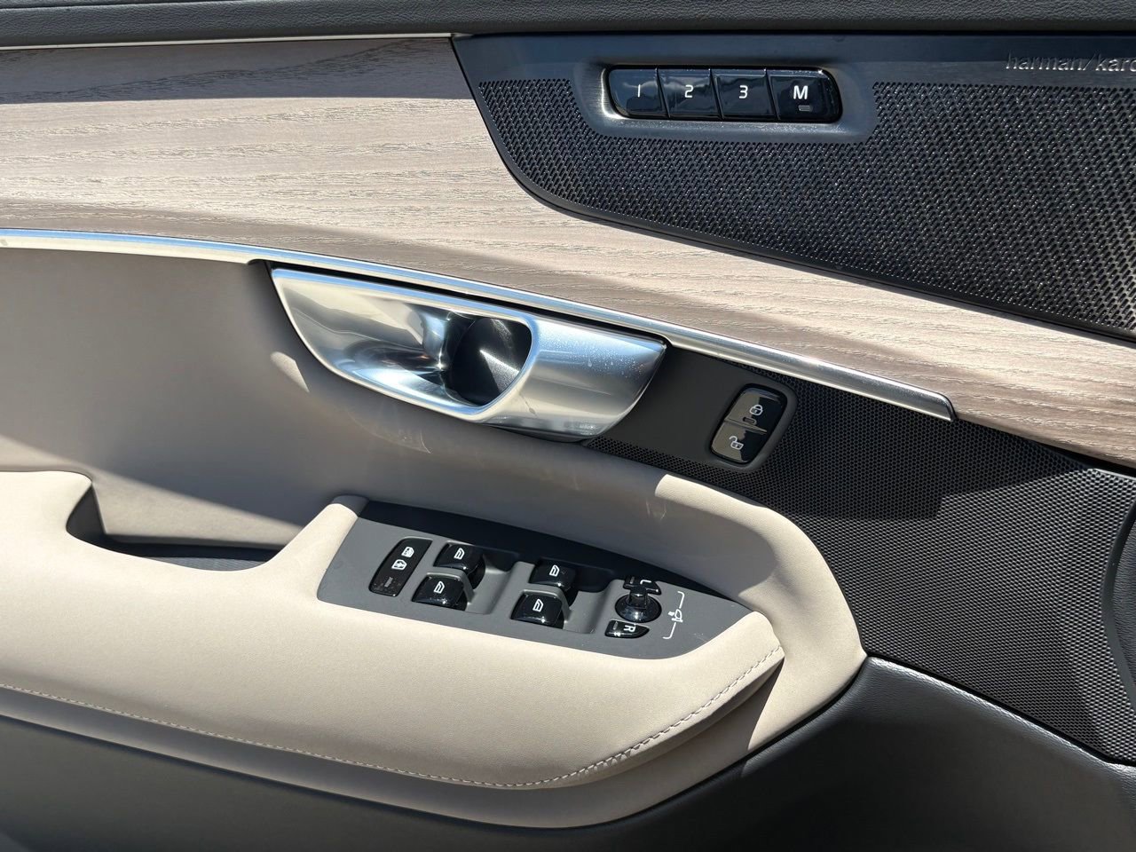 New 2026 Volvo XC90 B6 Plus w/ Protection Package Premier AWD/4WD image 16