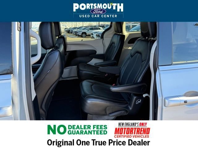 Used 2024 Chrysler Pacifica Touring-L image 6
