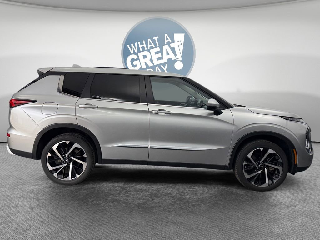 Used 2024 Mitsubishi Outlander SE image 2