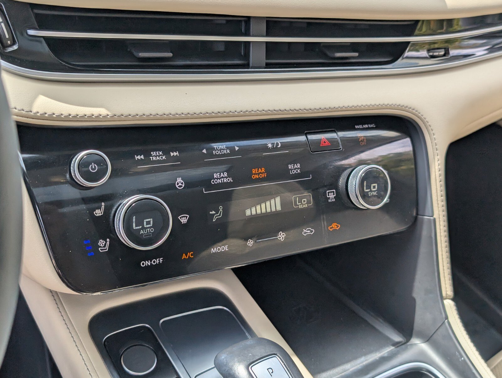 Used 2023 INFINITI QX60 Luxe w/ Vision Package FWD image 28
