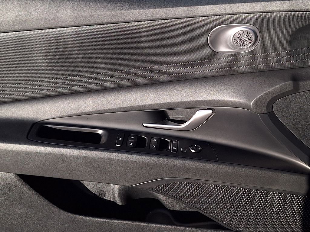 Used 2024 Hyundai Elantra Blue image 9