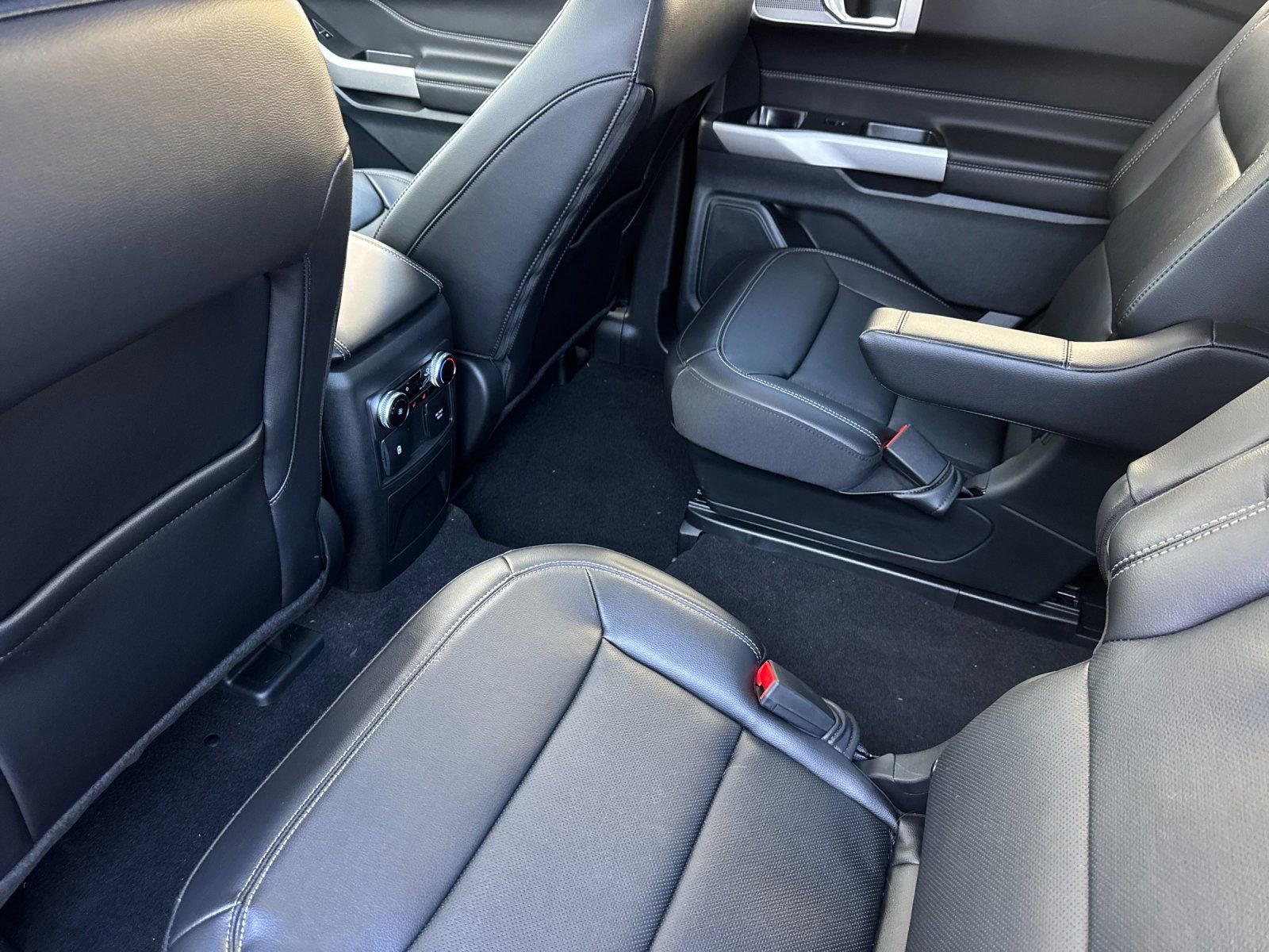 Used 2024 Ford Explorer Limited w/ Equipment Group 301A image 13