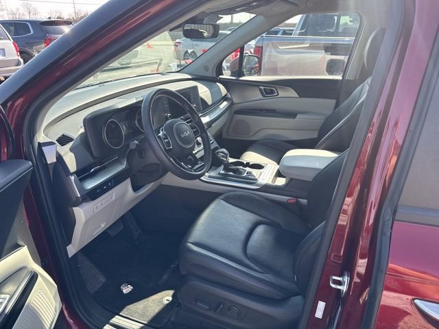 Used 2024 Kia Carnival LX image 14