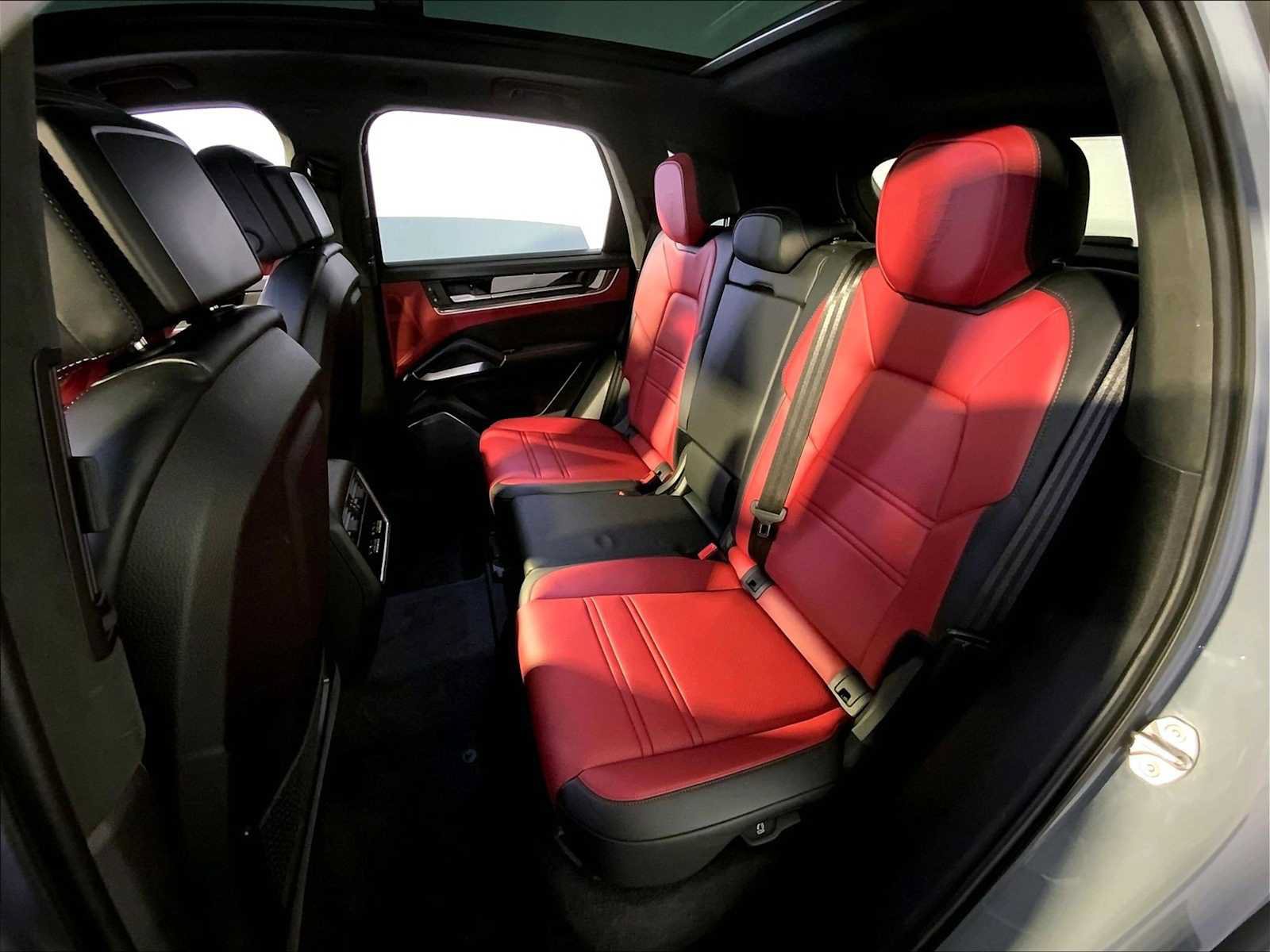 Certified 2025 Porsche Cayenne Turbo AWD/4WD image 24