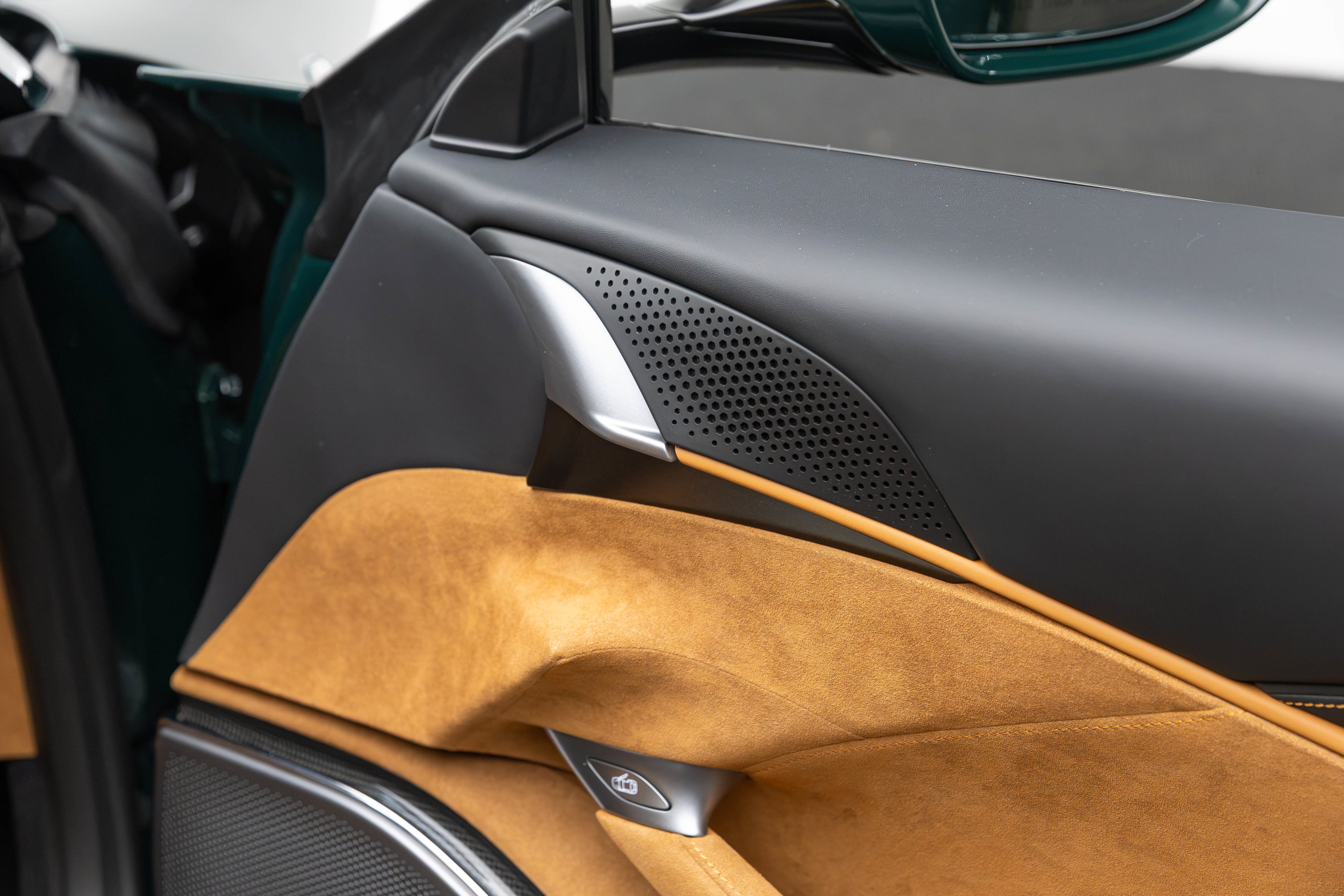 Certified 2025 Ferrari Roma Spider RWD image 30